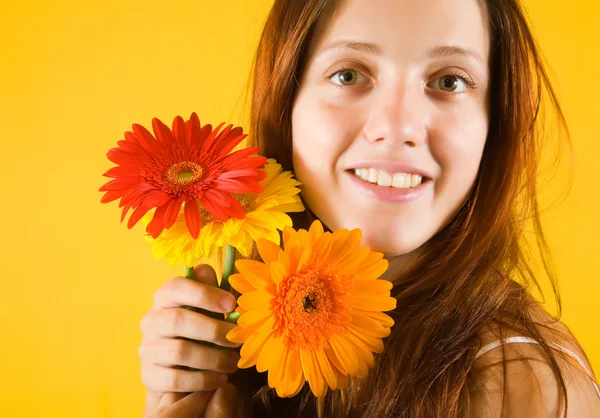 Flicka med blommor bukett — Stockfoto