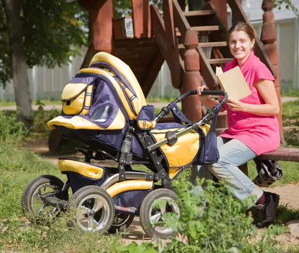 Kvinna med barnvagn — Stockfoto