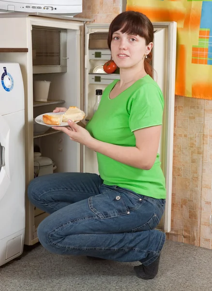 Femme mettant tarte dans le réfrigérateur — Photo