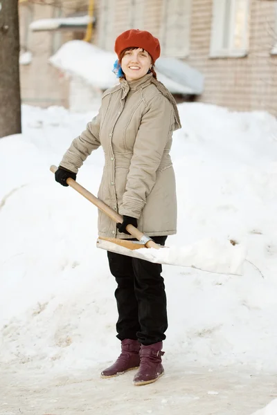 Kar kürekle atarak kız — Stok fotoğraf
