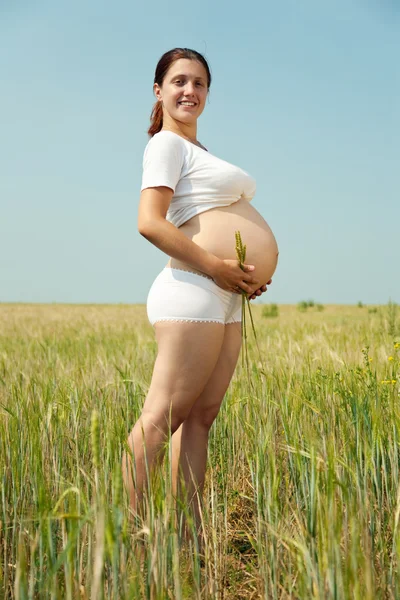 8 місяців вагітна жінка — стокове фото