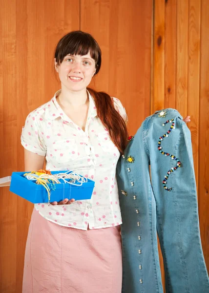 Woman decorating cloth with bead — Stock Photo, Image