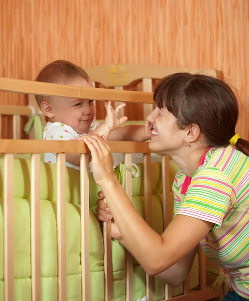 Mother plays with baby — Stock Photo, Image