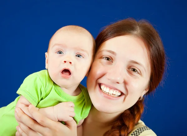 Mãe feliz com bebê de 3 meses — Fotografia de Stock