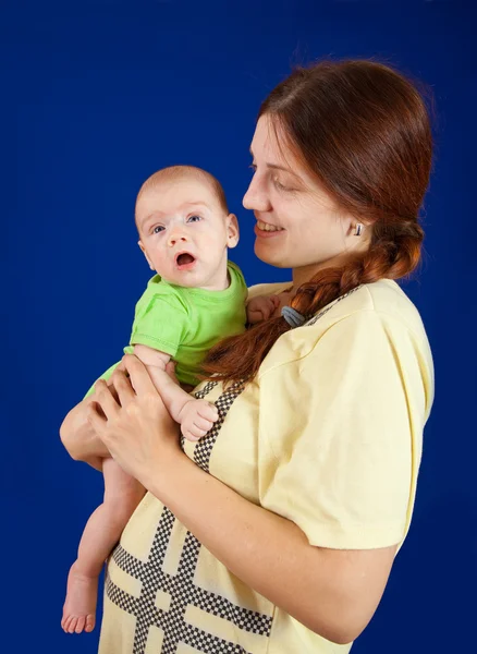 Mãe segurando bebê de 3 meses — Fotografia de Stock