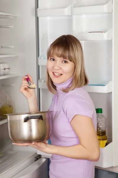 냉장고 근처 팬에서 먹는 여자 — 스톡 사진