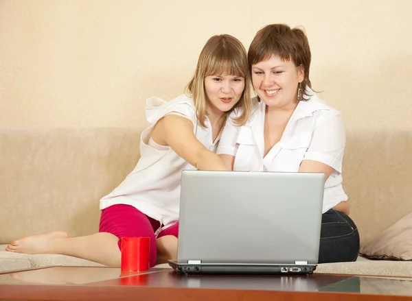 快乐的妇女在家庭中使用笔记本电脑 — 图库照片