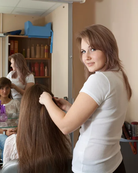 Praca stylista włosów na włosy kobieta — Zdjęcie stockowe