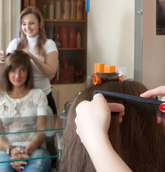 Female hair stylist is working — Stock Photo, Image