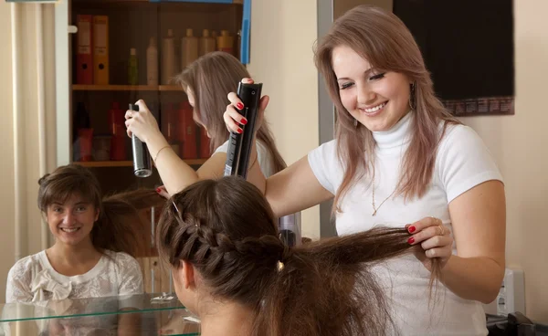 Peluquería trabaja en cabello de mujer — Foto de Stock