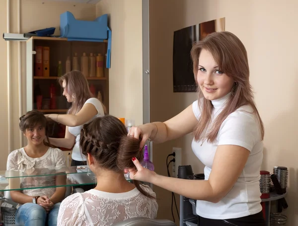 Hair stylist working with girl hair — Stock Photo, Image