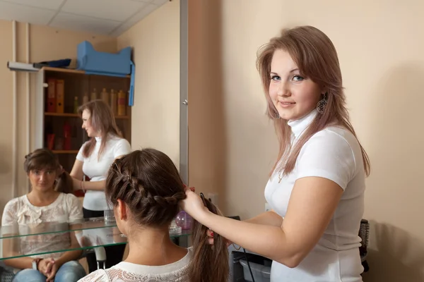 Kadeřnice pracují s dlouhými vlasy girl — Stock fotografie