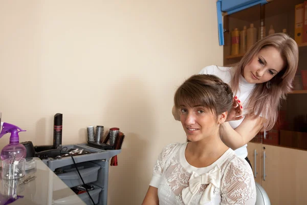 Female hair stylist working with girl — Stock Photo, Image