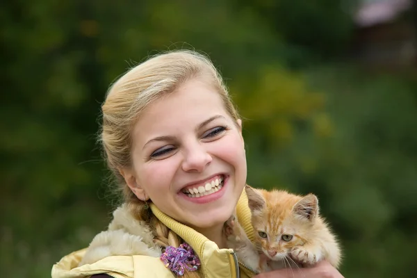 Kedi ile gülümseyen kız — Stok fotoğraf