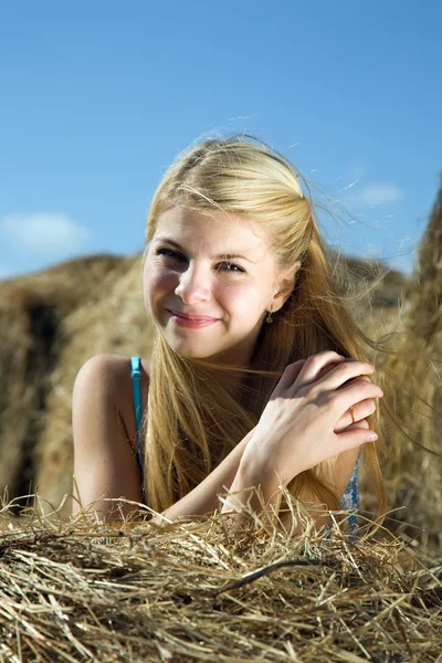 Rapariga do campo no feno — Fotografia de Stock