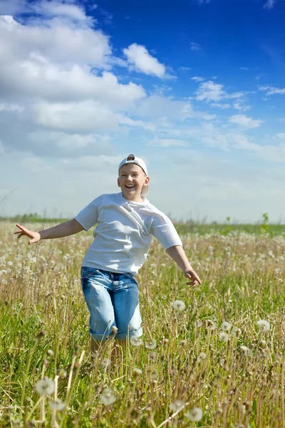 Nastolatek szczęśliwy chłopiec — Zdjęcie stockowe