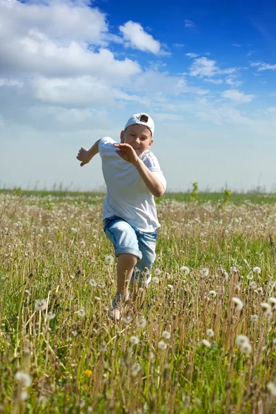 Adolescente menino correndo no prado — Fotografia de Stock