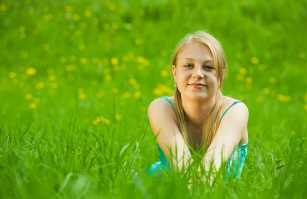 Flicka avkopplande utomhus i gräs — Stockfoto