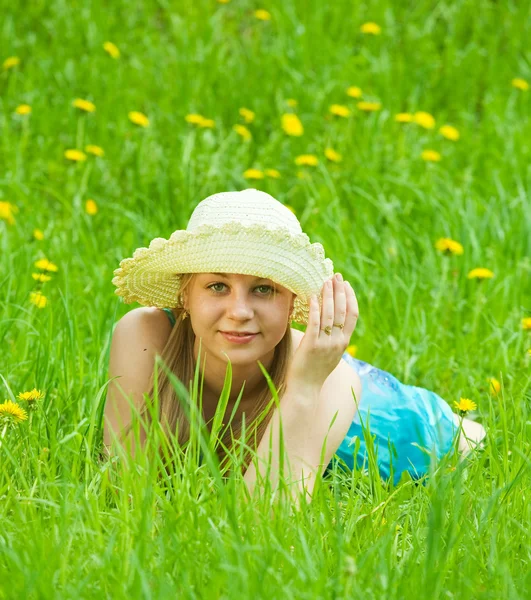 Dívka v klobouku v trávě — Stock fotografie