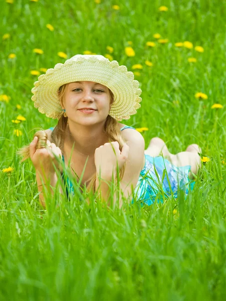 Дівчина в траві — стокове фото