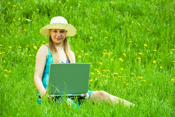 Flicka med laptop utomhus — Stockfoto