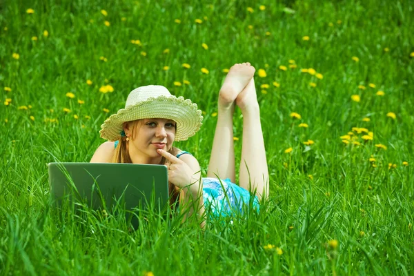 Girl with notebook outdoor — Stock Photo, Image