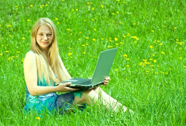 女孩在草地上用的笔记本电脑 — 图库照片