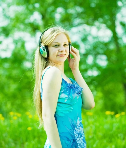 Słuchania muzyki dziewczyny świeżym — Zdjęcie stockowe