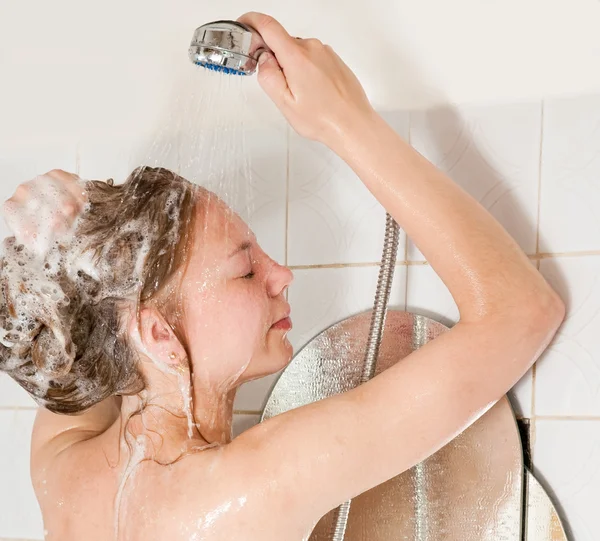 Meisje shampooes met schuim — Stockfoto