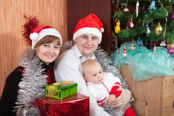 Familie in de buurt van de kerstboom — Stockfoto