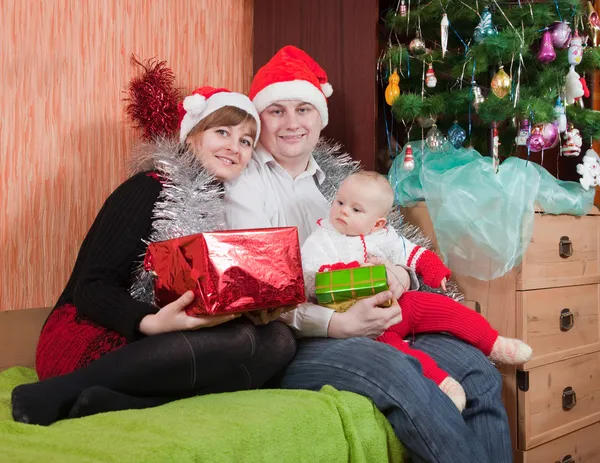 Famiglia felice a casa con abete rosso — Foto Stock