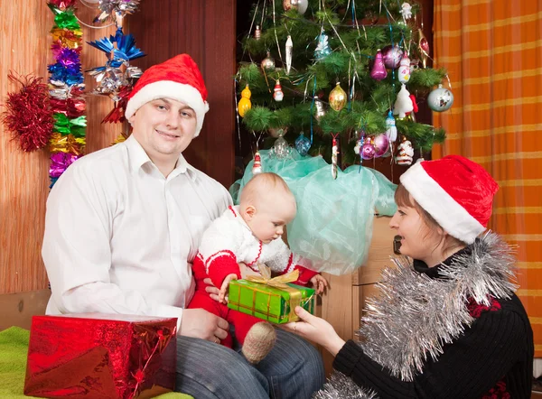 Glad familj firar jul — Stockfoto