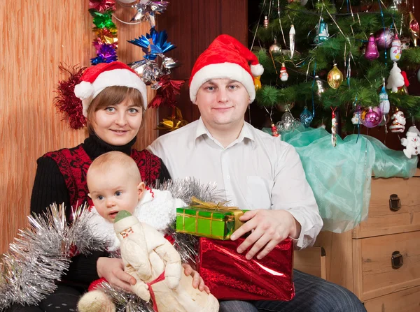 Glückliche dreiköpfige Familie, die Weihnachten feiert — Stockfoto