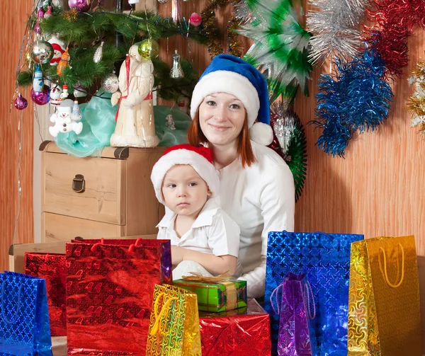 Anya és kis fia, a karácsonyi ajándékok — Stock Fotó
