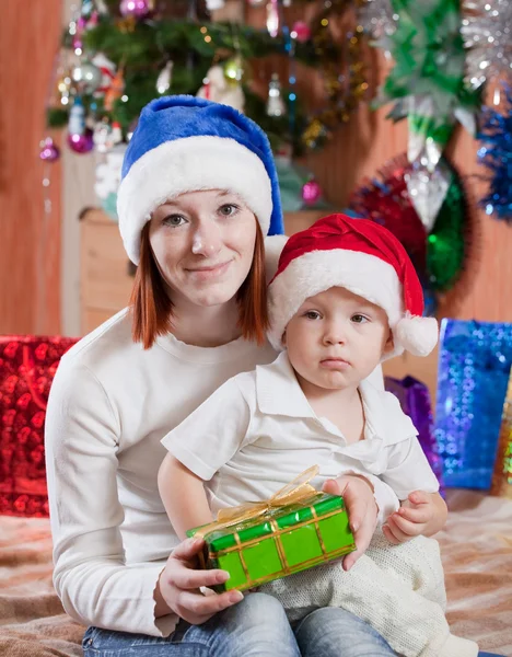 Moeder en zoontje met de gift van Kerstmis — Stockfoto