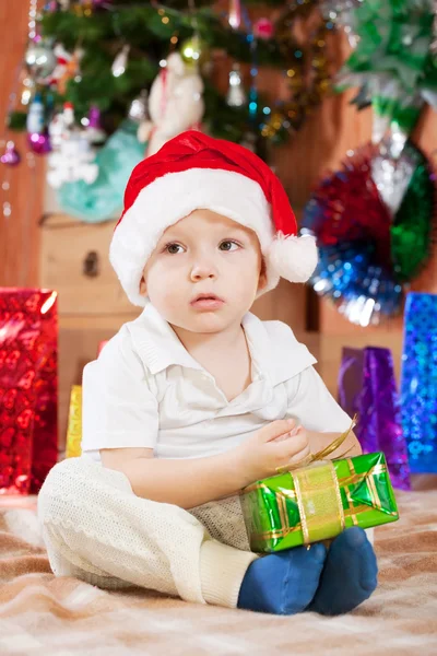 Chlapec s vánočním dárkem — Stock fotografie