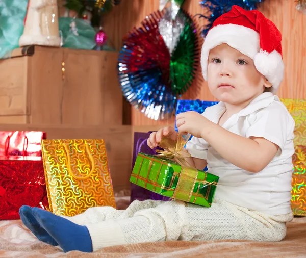 Kleiner Junge mit Weihnachtsgeschenk — Stockfoto