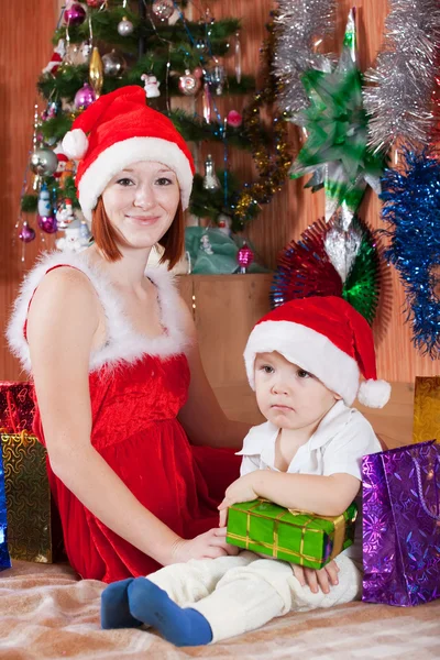 Kleine jongen en moeder in Kerstman hoed — Stockfoto