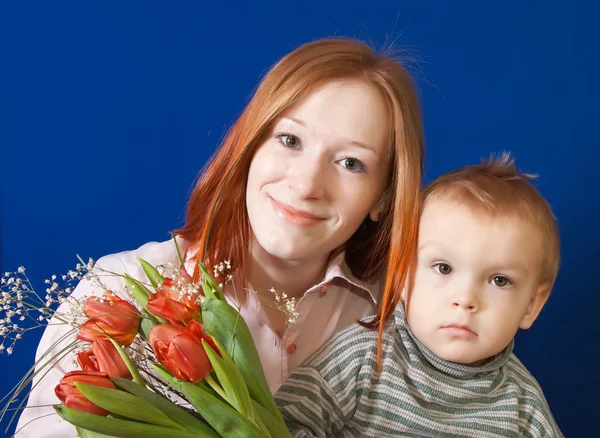 Anne ile oğlu mavi üzerine — Stok fotoğraf