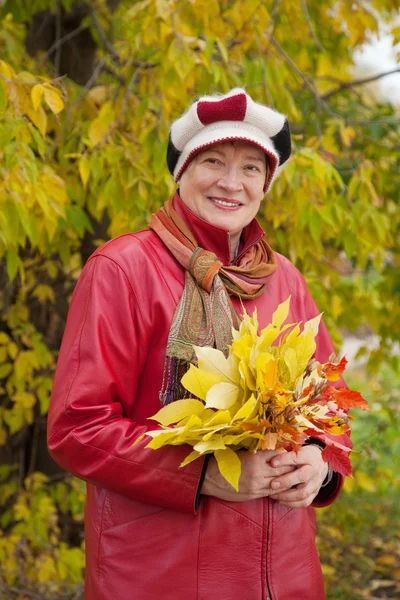 Mujer madura en el parque de otoño —  Fotos de Stock