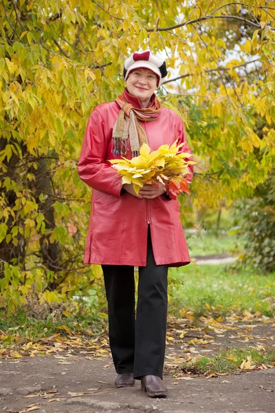 Зрелая женщина в осеннем парке — стоковое фото