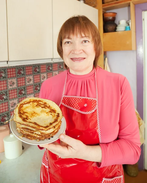 Kobieta z gotowanych naleśnik — Zdjęcie stockowe