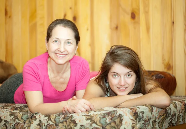Moeder en dochter rusten op sofa — Stockfoto