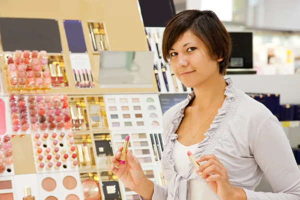 Dívka nákupu kosmetických — Stock fotografie