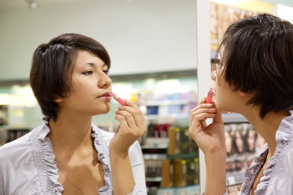 Kobieta badania szminka — Zdjęcie stockowe