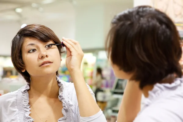 女人测试睫毛膏 — 图库照片