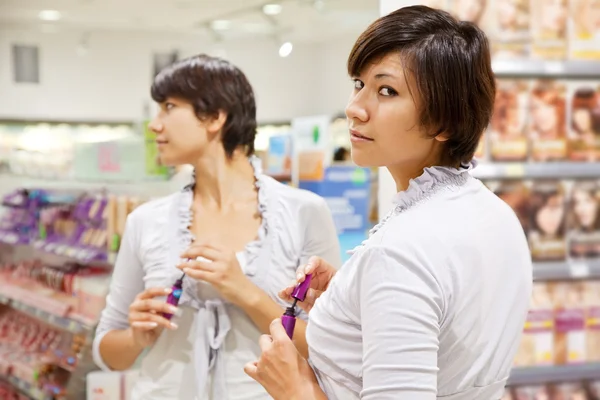 Mulher na loja de cosméticos — Fotografia de Stock