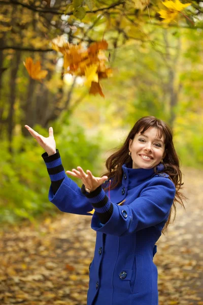 Girl throw up yellow leaves — Stock Photo, Image