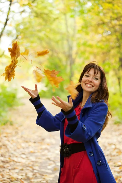 Девушка рвет кленовые листья — стоковое фото