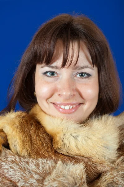 Portrait de fille en fourrure de renard — Photo